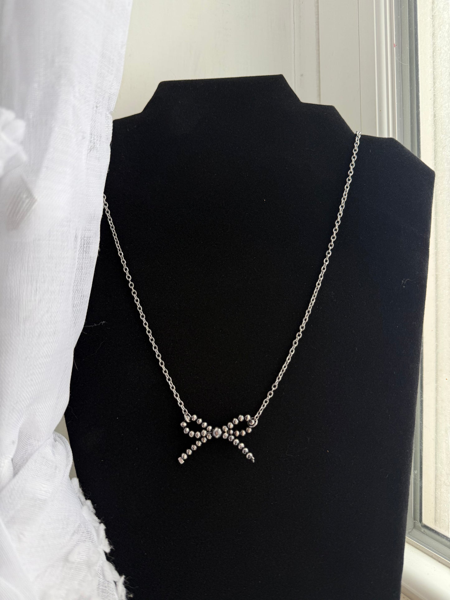 Sterling Silver Bow Pearl Necklace "The Betsy"